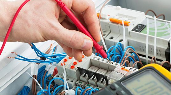 Elektroinženieris veic sistēmas mērījumus